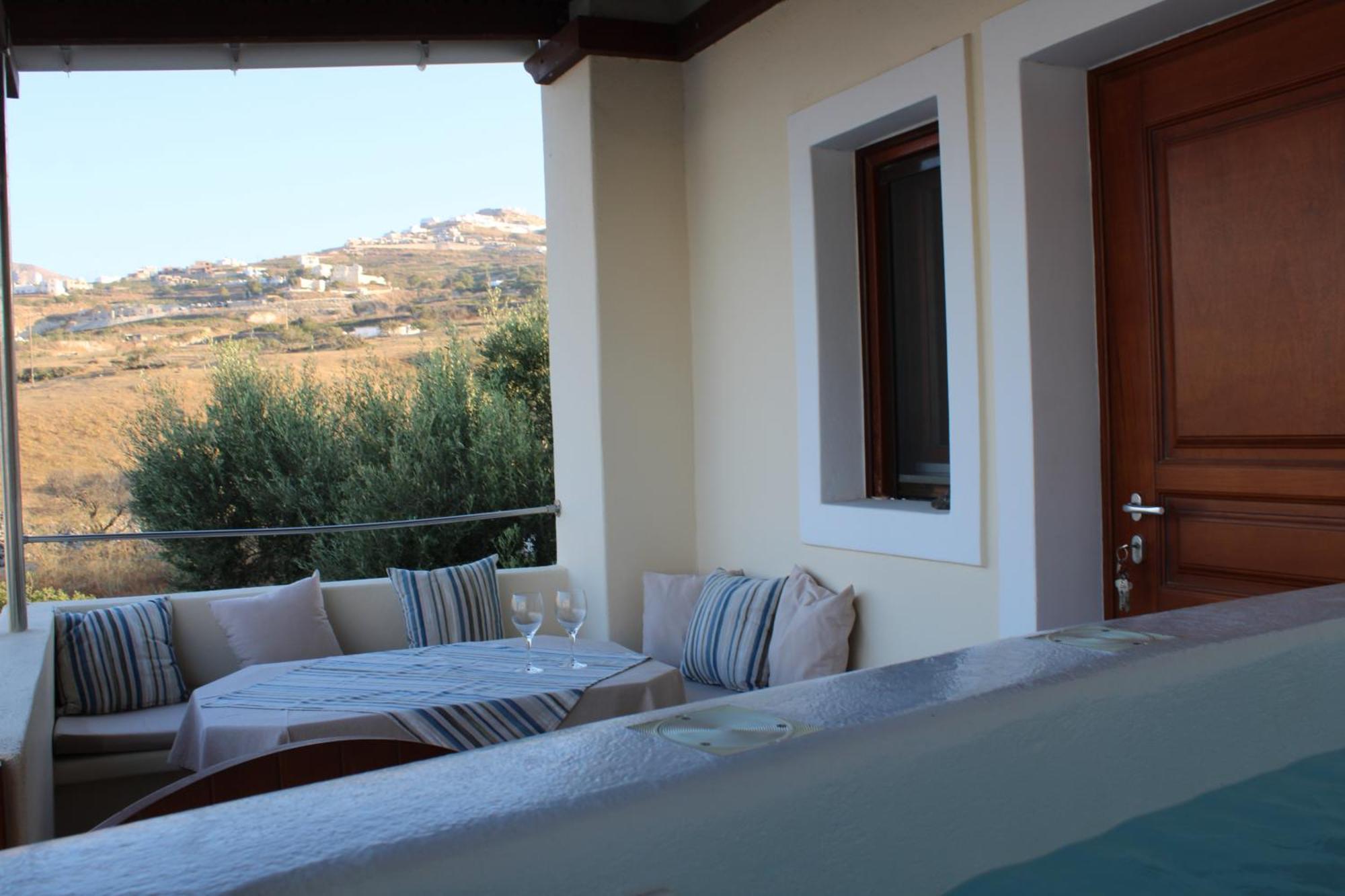 Sun Stories Suites Vóthon الغرفة الصورة